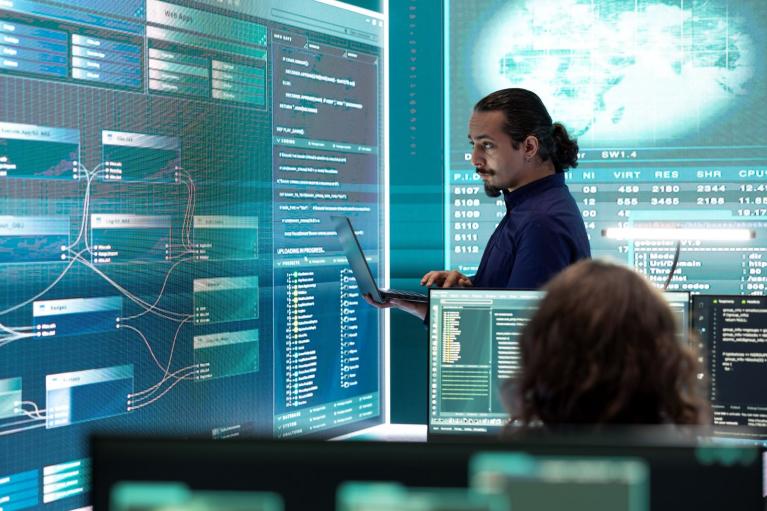 DevOps / SRE pro on-prem AI stack (K8s + GPU) - mezinárodní startup